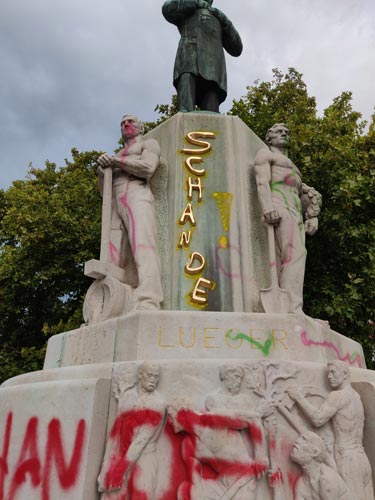 Lettering “Schande“ applied to the pedestal of the Lueger Memorial in Vienna, 2021 © Schandwache