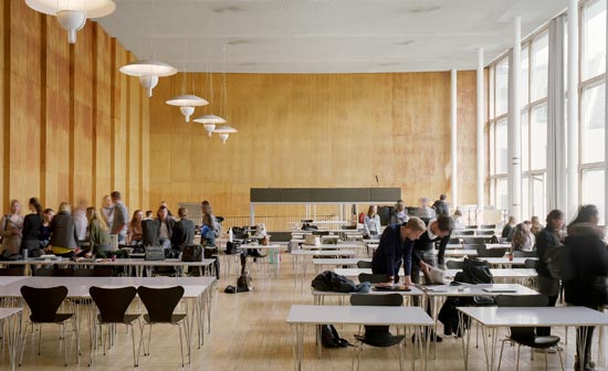 Die Fotografie der Aula ist Teil einer Serie der Hochschule München des Fotografen Sebastian Schels © Sebastian Schels